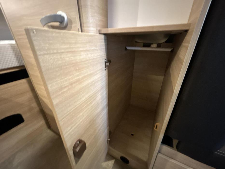 ROADCAR VAN R 640 2023