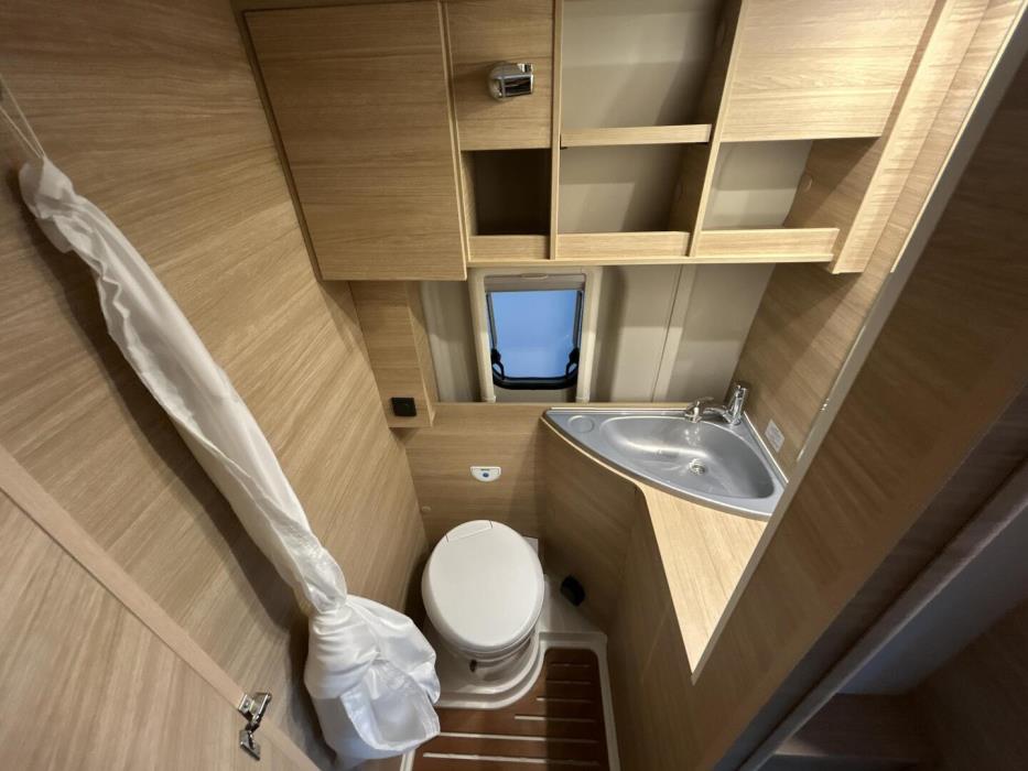 ROADCAR VAN R 640 2023