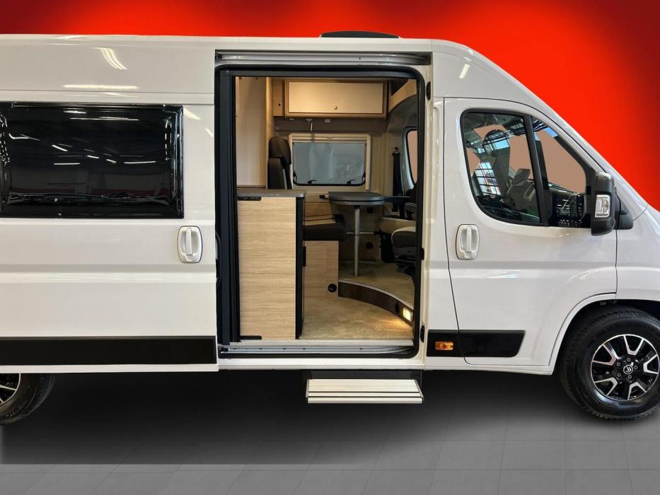 ROADCAR VAN R 640 2023