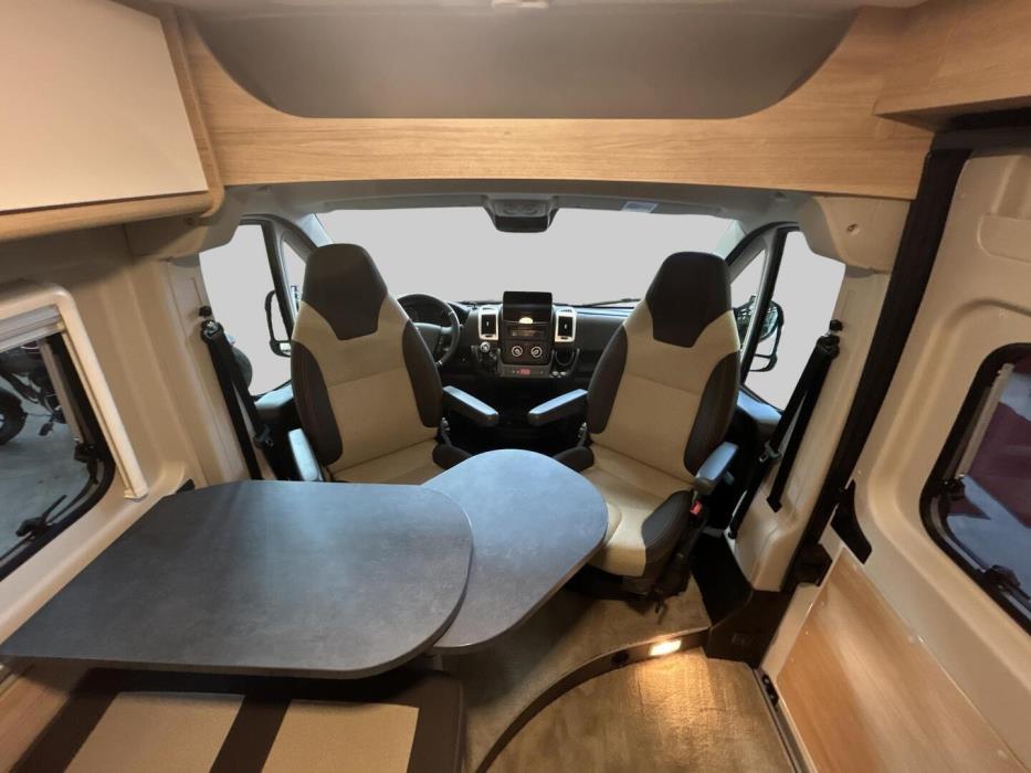 ROADCAR VAN R 640 2023