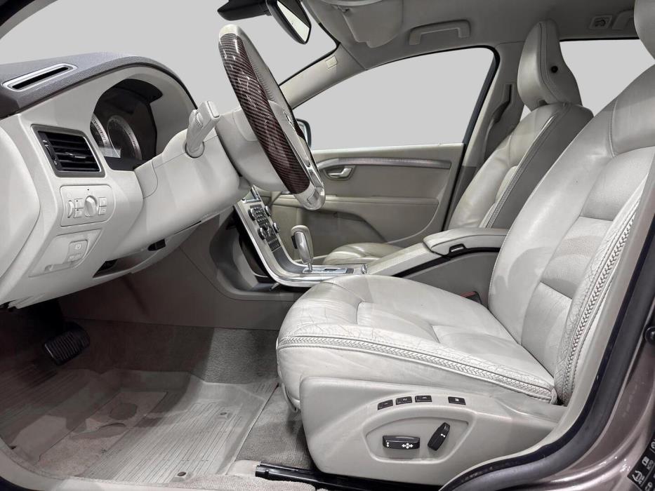 VOLVO XC70 2011