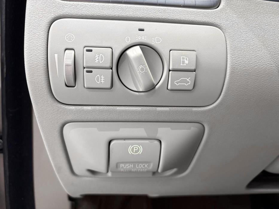 VOLVO XC70 2011