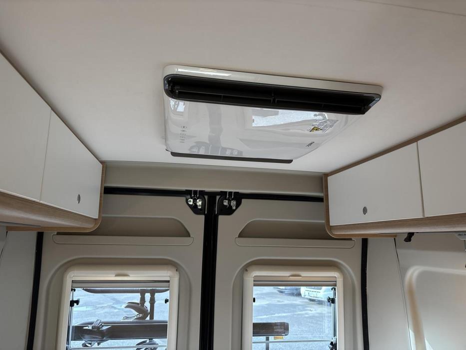 ROADCAR VAN R 600 2024