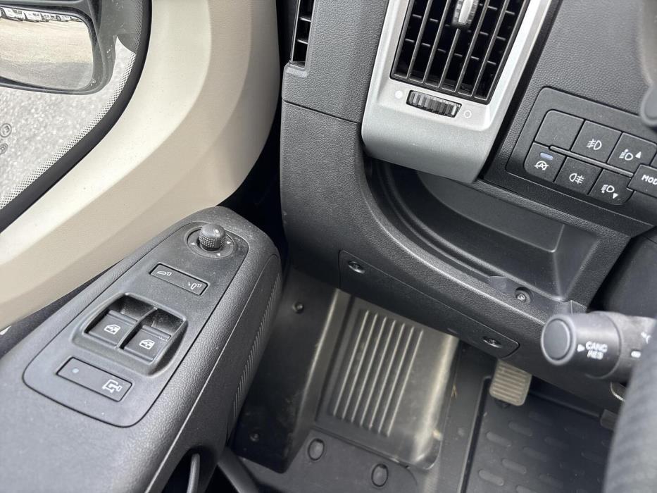 ROADCAR VAN R 600 2024