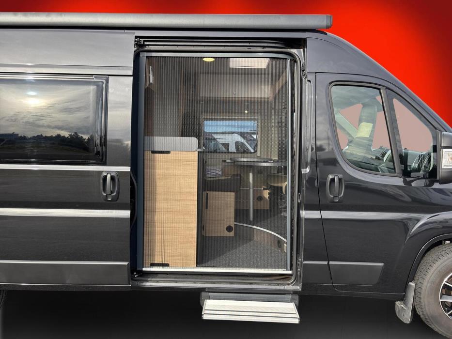 ROADCAR VAN R 600 2024
