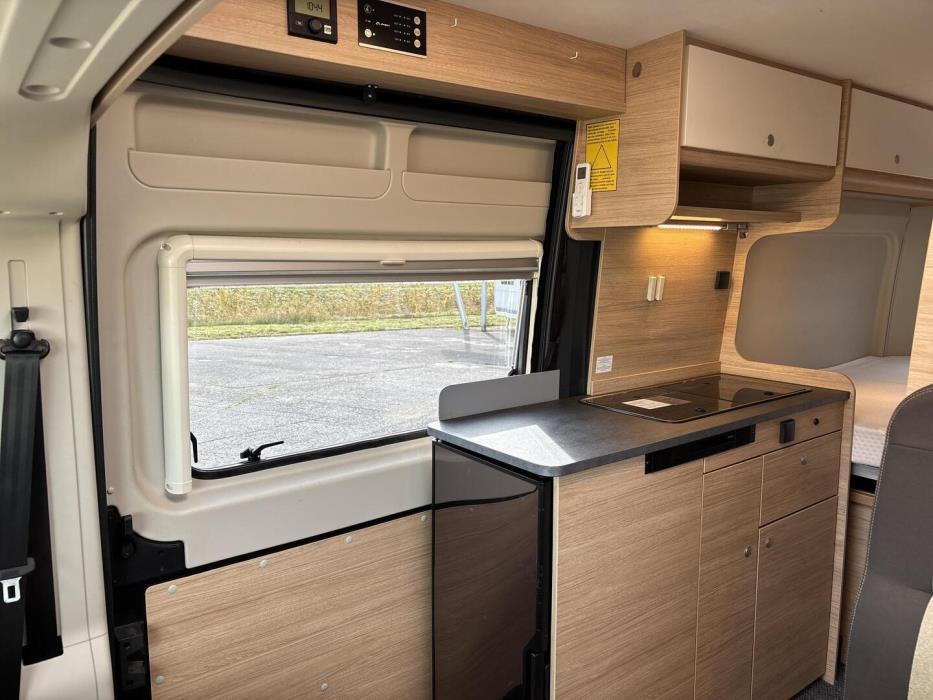ROADCAR VAN R 600 2024