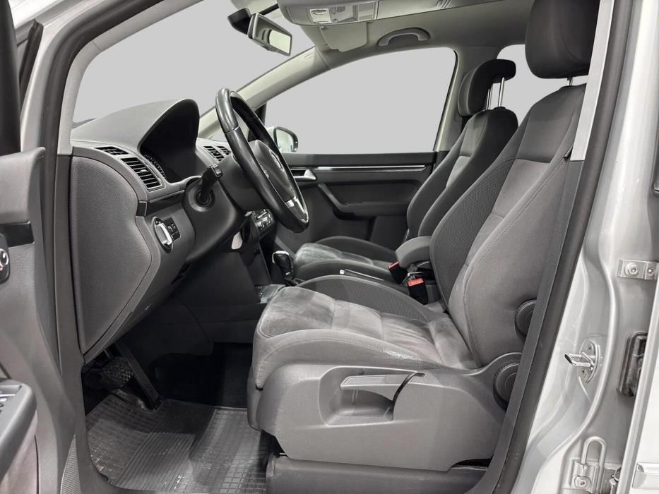 VOLKSWAGEN Touran 2011
