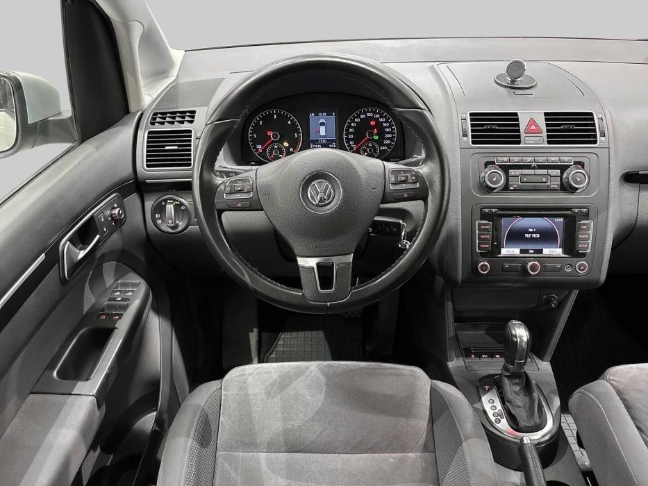 VOLKSWAGEN Touran 2011