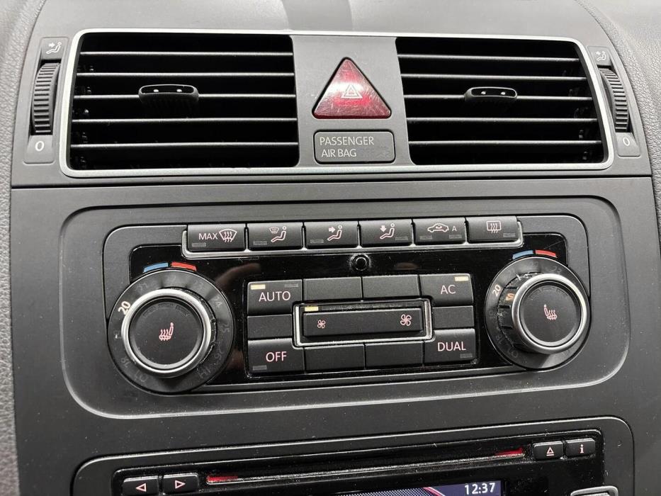 VOLKSWAGEN Touran 2011