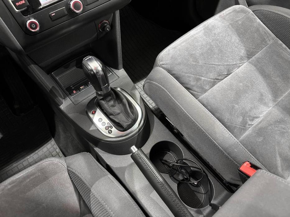 VOLKSWAGEN Touran 2011