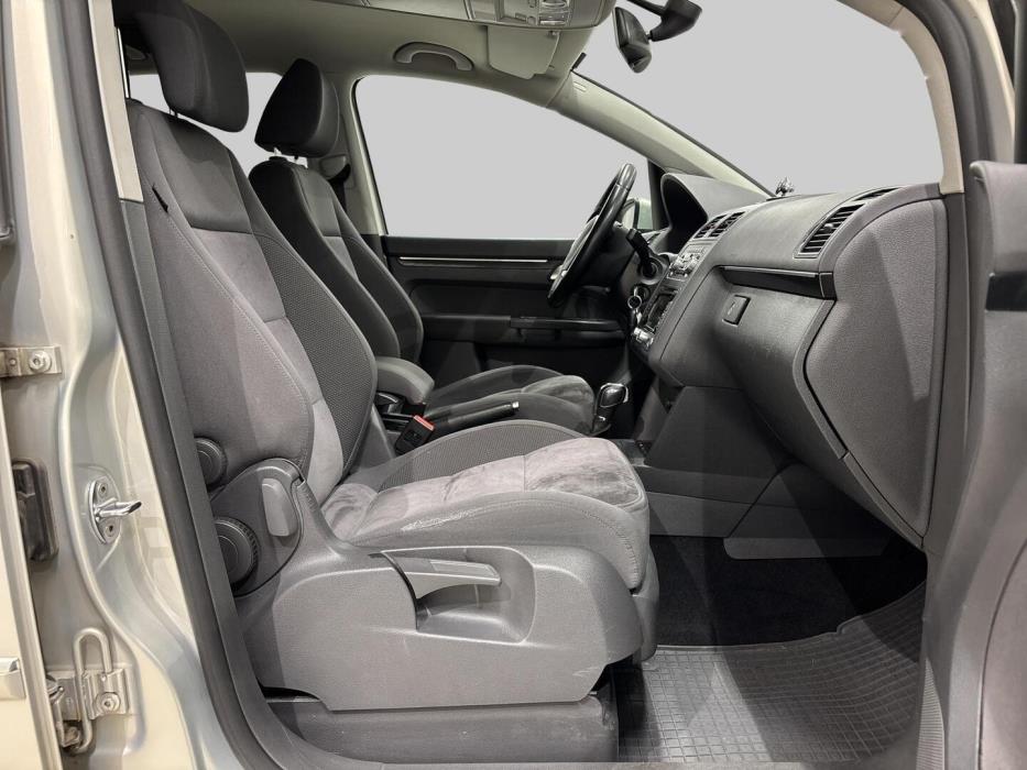 VOLKSWAGEN Touran 2011