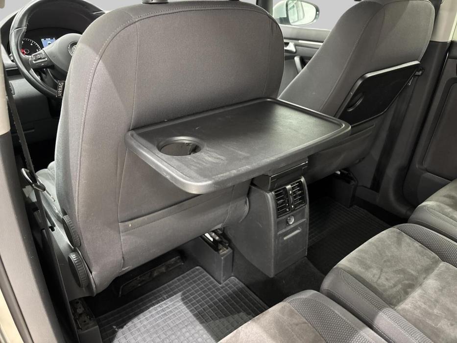 VOLKSWAGEN Touran 2011