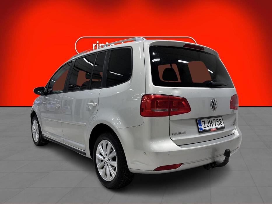 VOLKSWAGEN Touran 2011