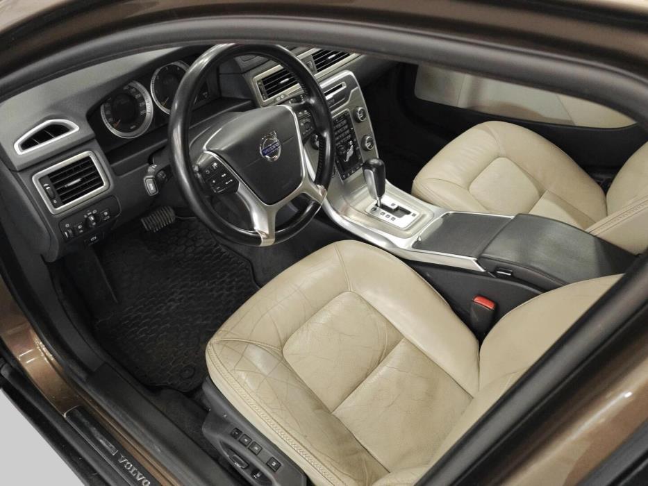 VOLVO XC70 2011