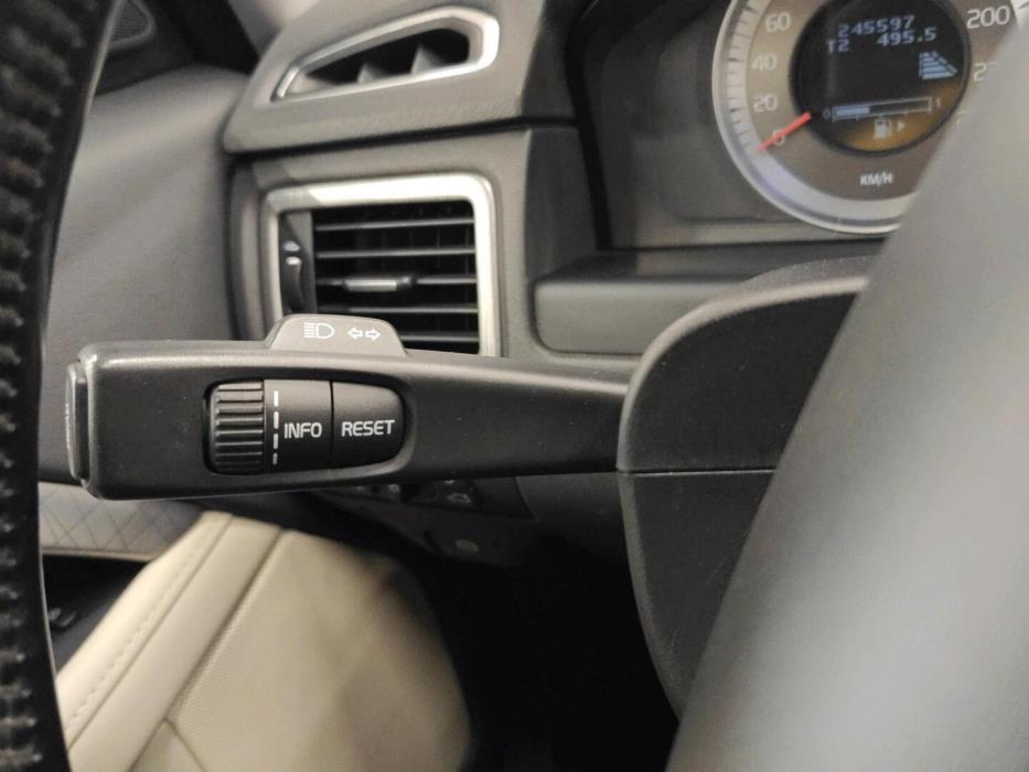 VOLVO XC70 2011