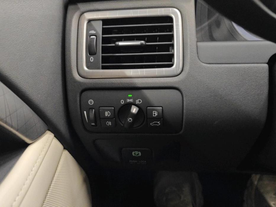 VOLVO XC70 2011