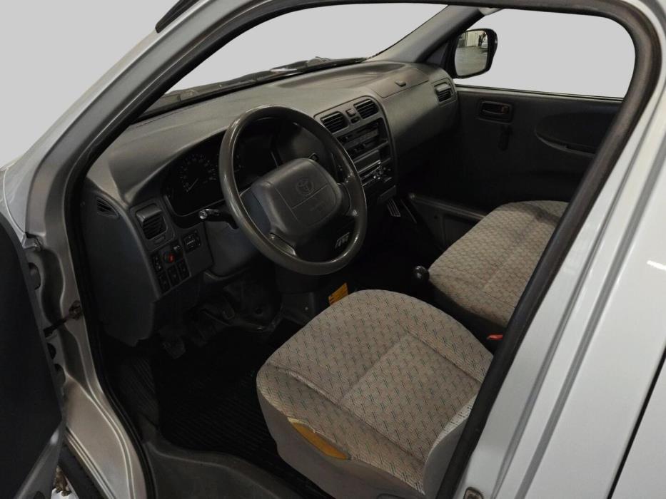 TOYOTA Hiace 2005
