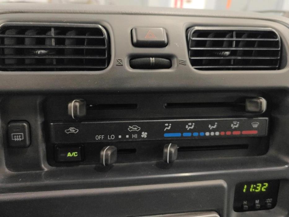 TOYOTA Hiace 2005