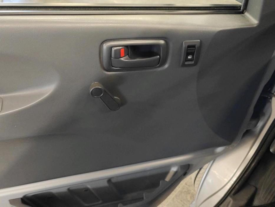 TOYOTA Hiace 2005