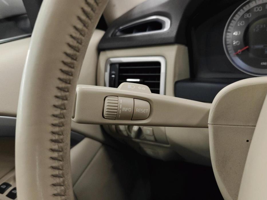 VOLVO V70 2012
