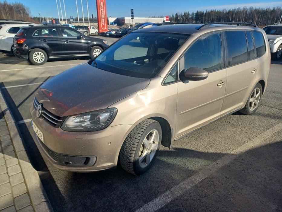 VOLKSWAGEN Touran 2015