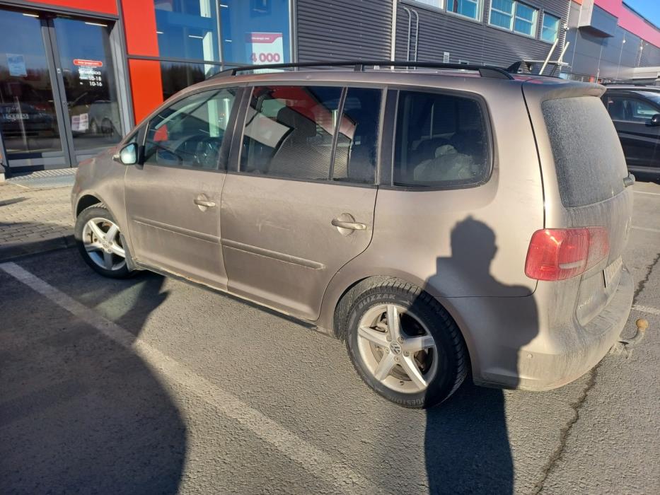 VOLKSWAGEN Touran 2015