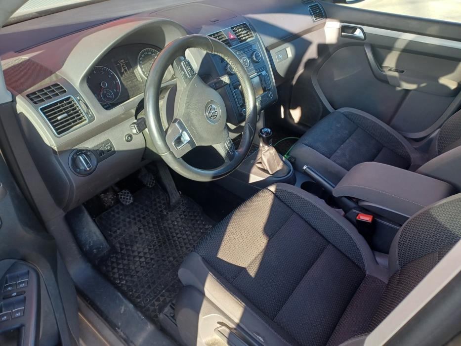 VOLKSWAGEN Touran 2015