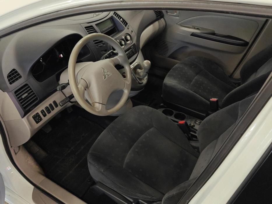 MITSUBISHI Grandis 2006