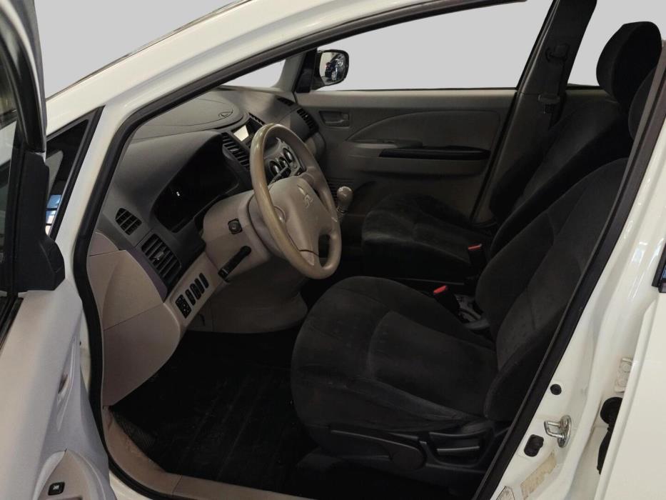 MITSUBISHI Grandis 2006