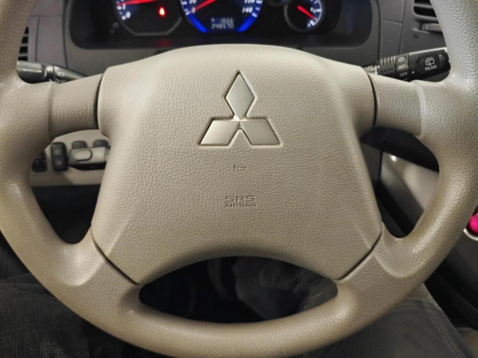 MITSUBISHI Grandis 2006