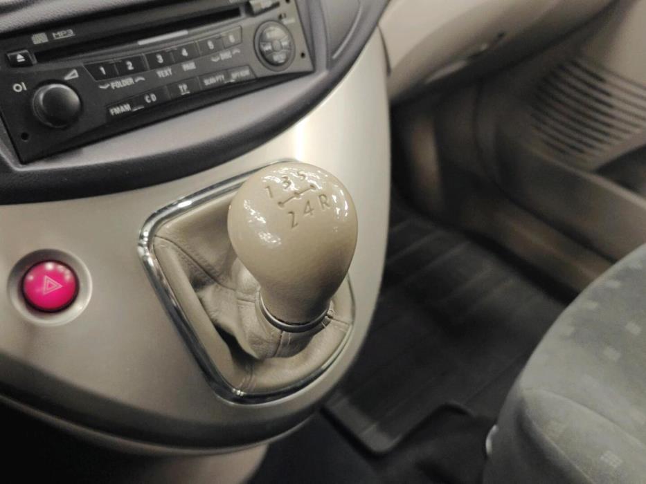 MITSUBISHI Grandis 2006