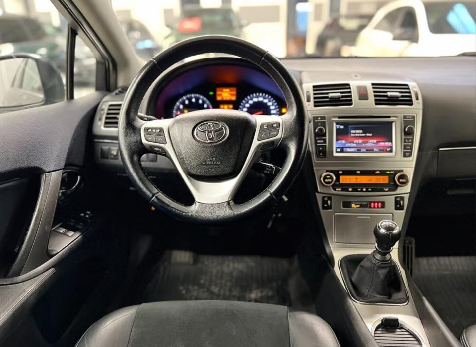 TOYOTA AVENSIS 2015