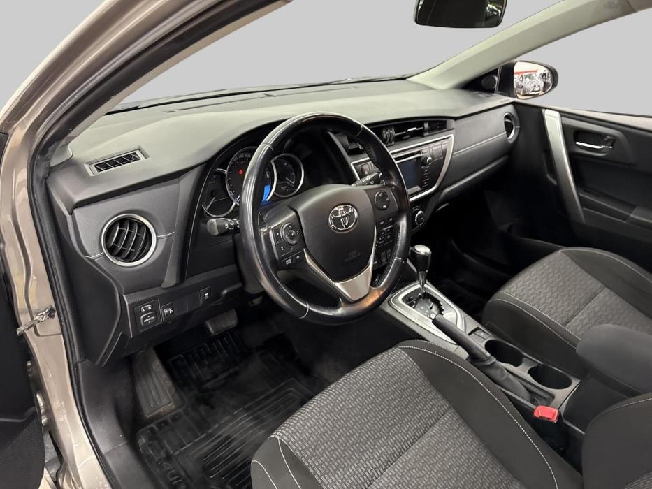 TOYOTA Auris 2015
