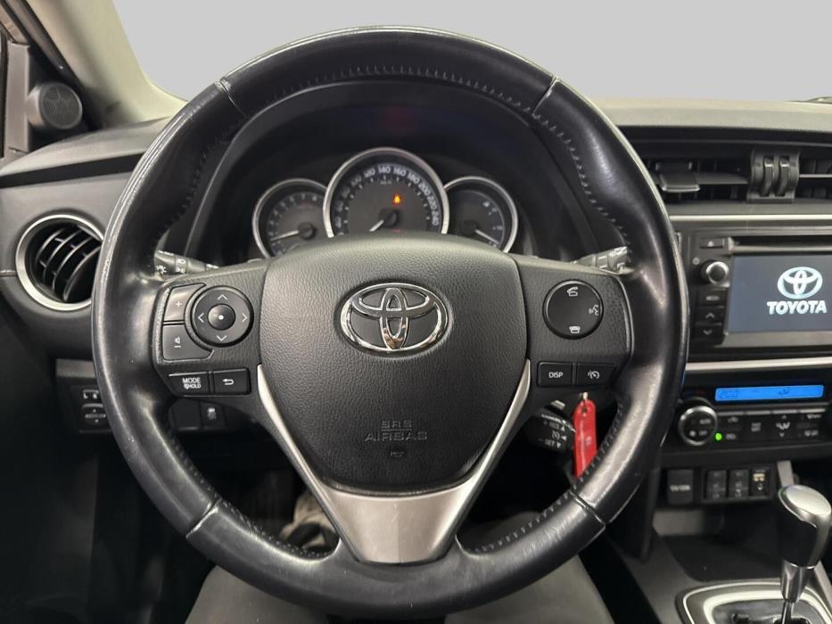 TOYOTA Auris 2015