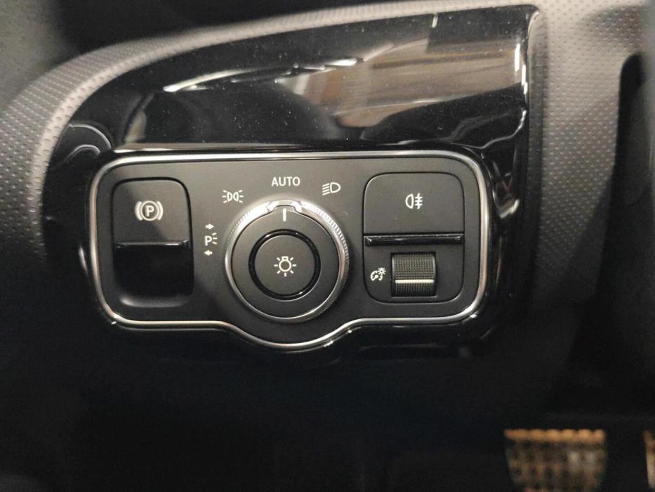 MERCEDES-BENZ A 2021