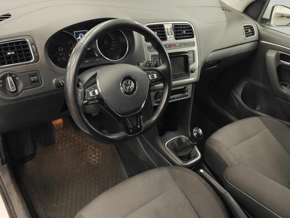 VOLKSWAGEN Polo 2015