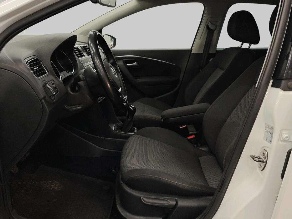 VOLKSWAGEN Polo 2015
