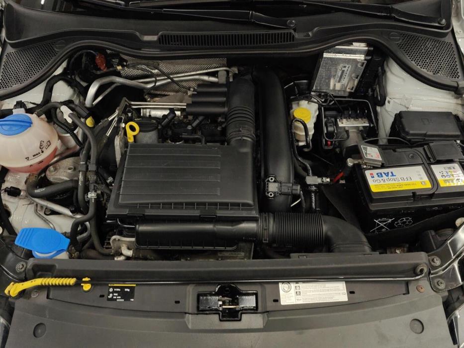 VOLKSWAGEN Polo 2015