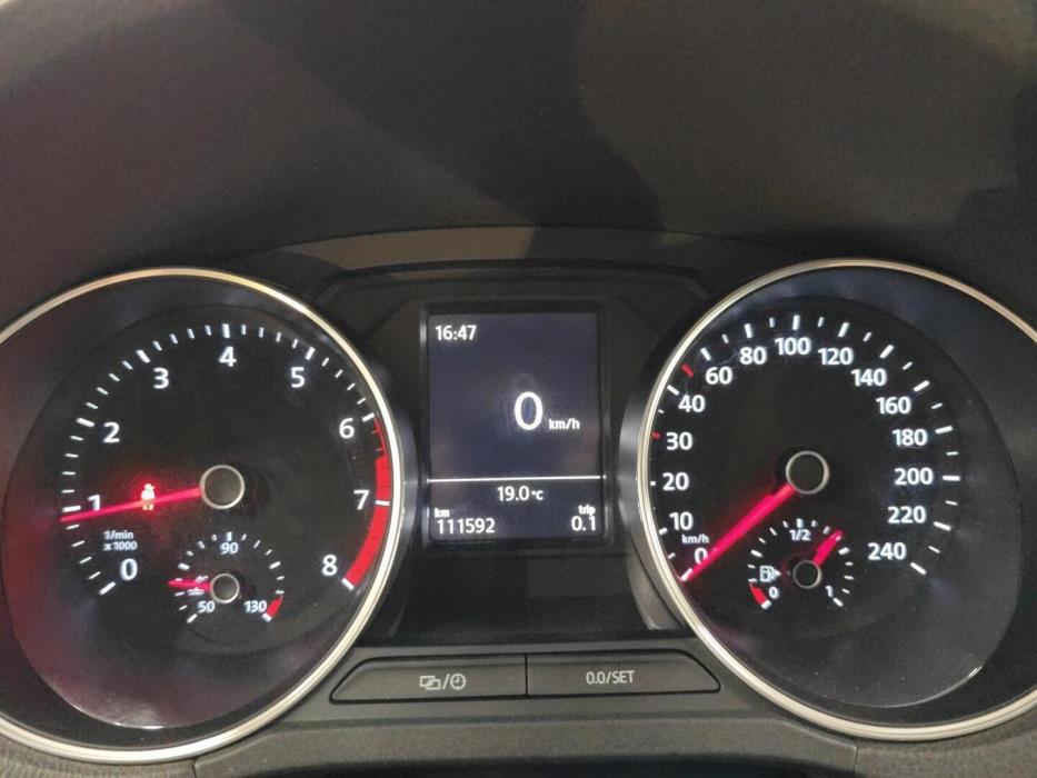 VOLKSWAGEN Polo 2015