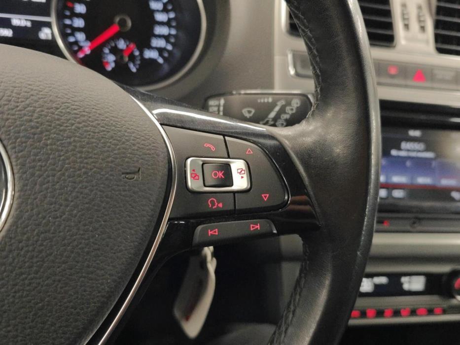 VOLKSWAGEN Polo 2015