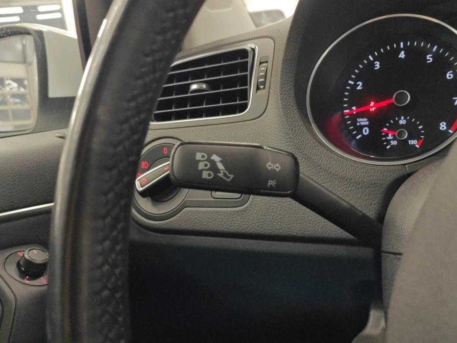 VOLKSWAGEN Polo 2015