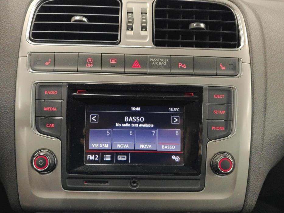 VOLKSWAGEN Polo 2015