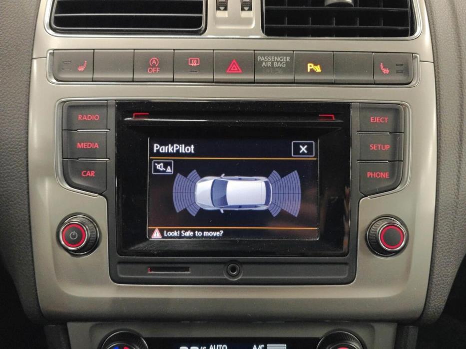 VOLKSWAGEN Polo 2015