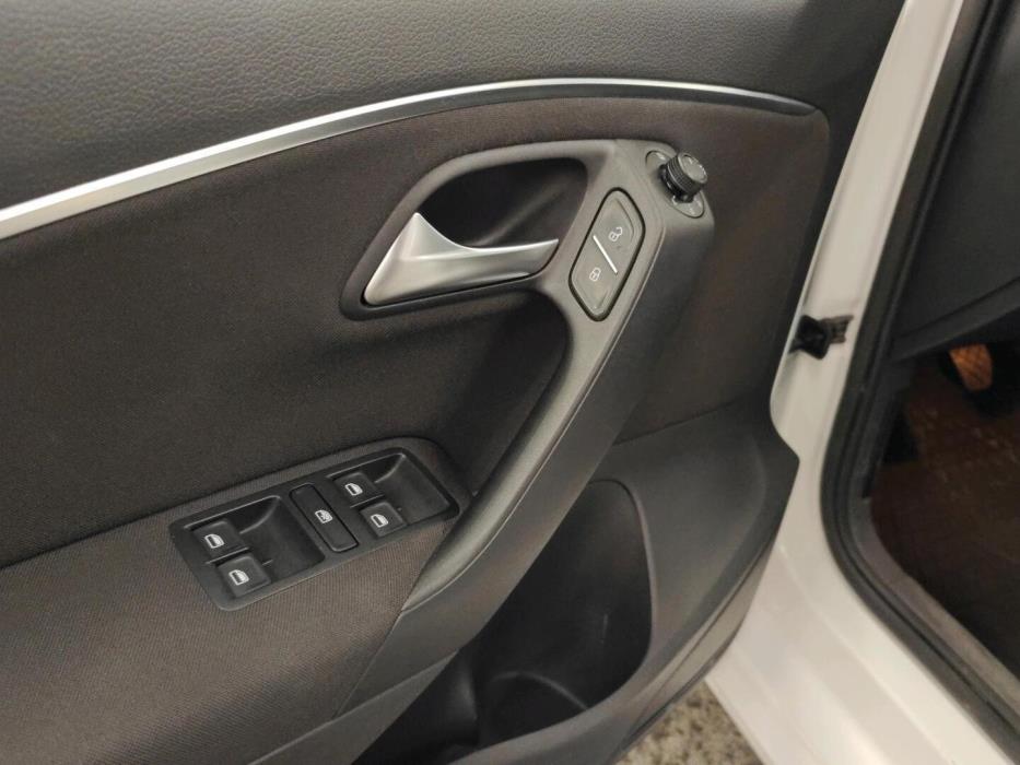 VOLKSWAGEN Polo 2015