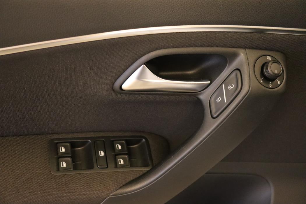 VOLKSWAGEN Polo 2015