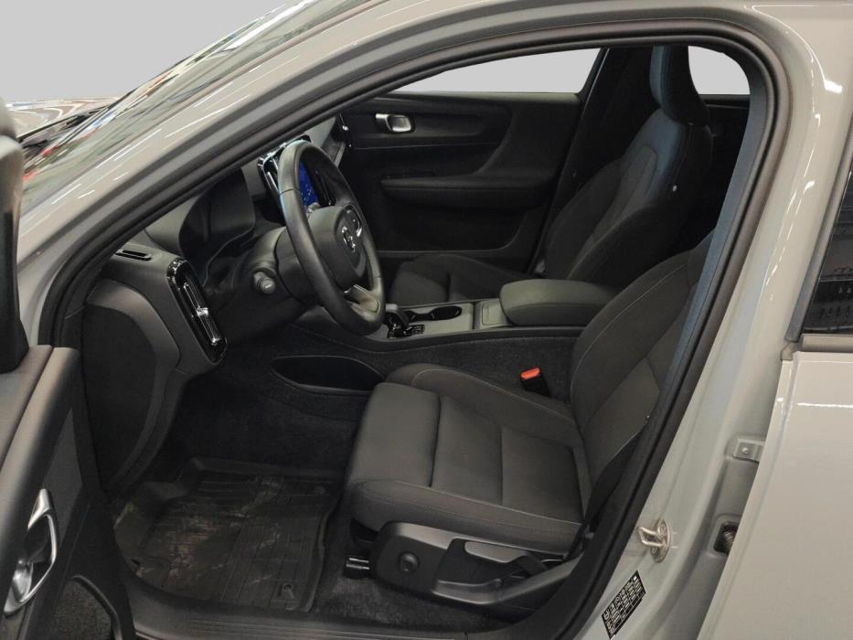 VOLVO EX40 2025