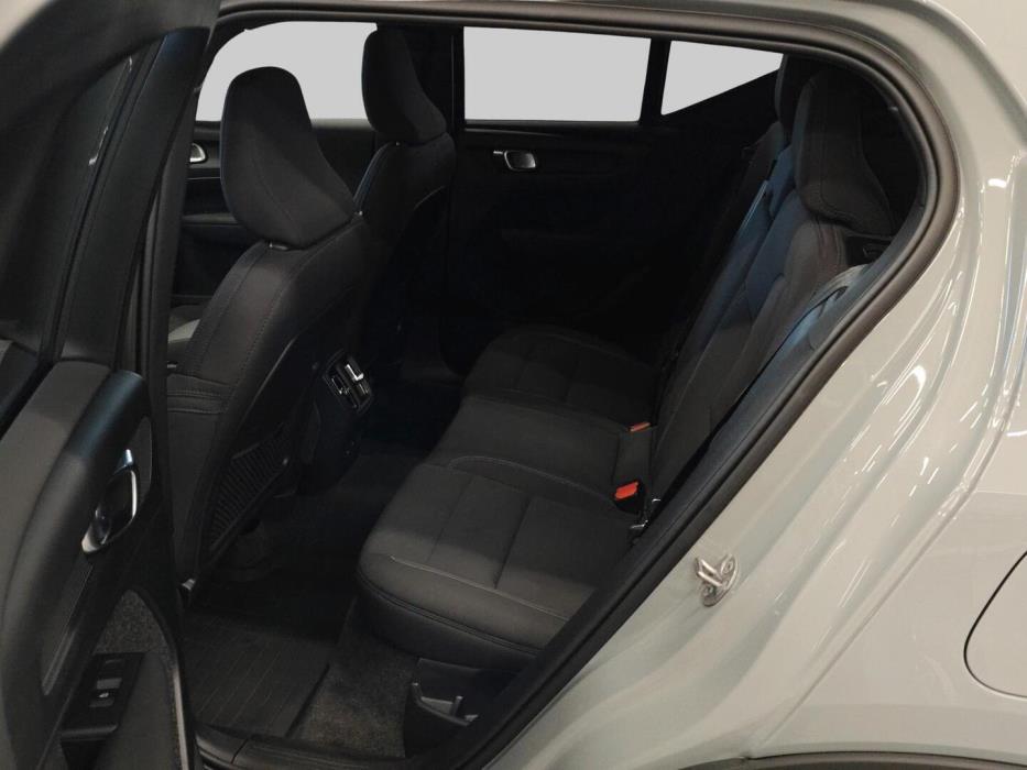 VOLVO EX40 2025