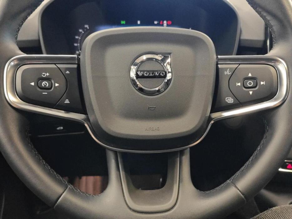 VOLVO EX40 2025