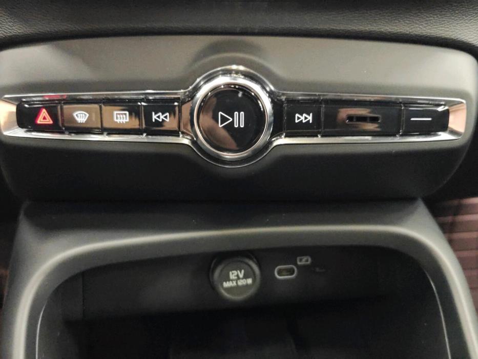 VOLVO EX40 2025