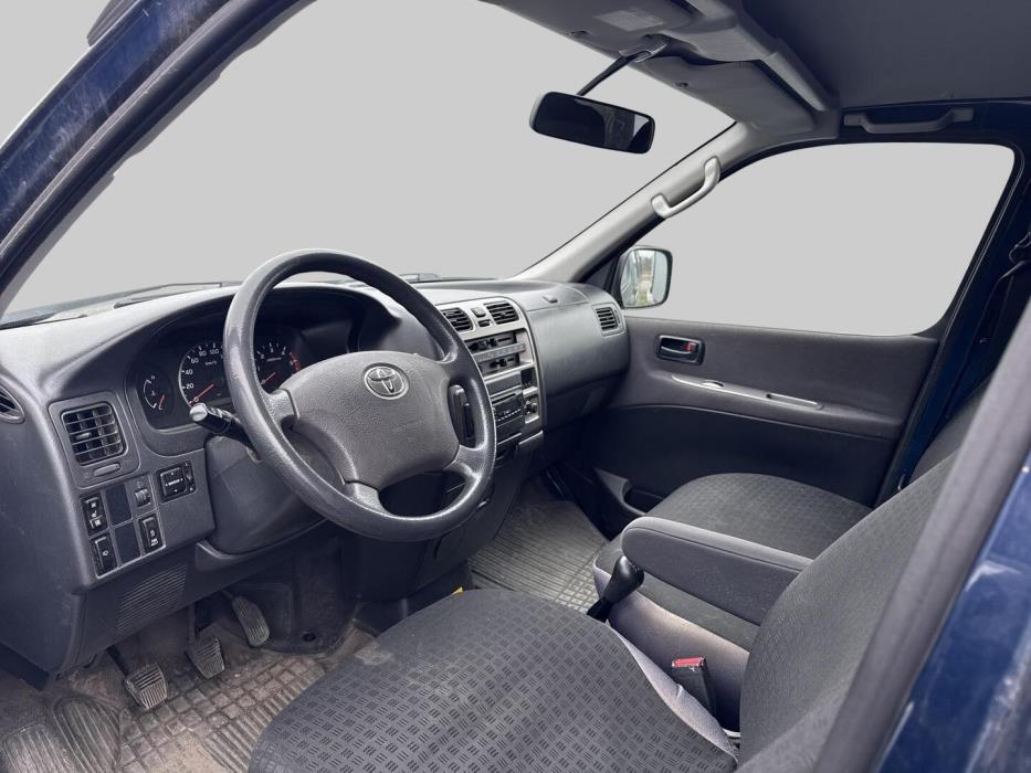 TOYOTA Hiace 2011